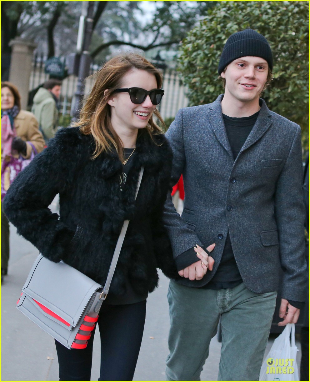 http://res.cloudinary.com/djcgntxxf/image/upload/v1581761615/emma-roberts-evan-peters-paris-sightseeing-couple-10.jpg
