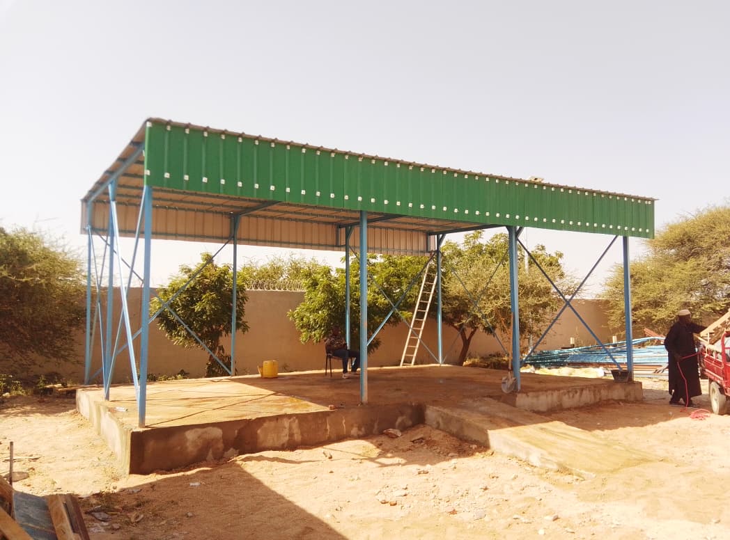 Construction d'une plate-forme surmonté d'un abri