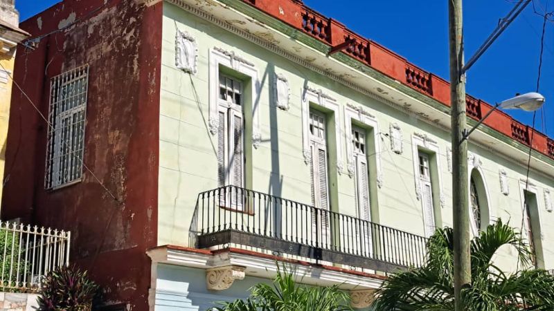 Permuto apto en 1er piso en Santos Suarez por casa en bajo y doy vuelto en Euros