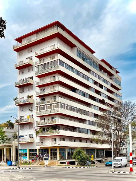 🏆 INVERSIÓN ESTRATÉGICA EN EL VEDADO: EDIFICIO NAROCA Vendo propiedad exclusiva en Línea y Paseo, el punto neurálgico de La Habana.