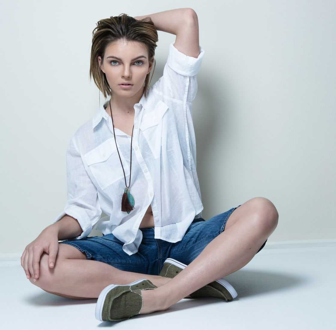 Camren Bicondova hot thighs