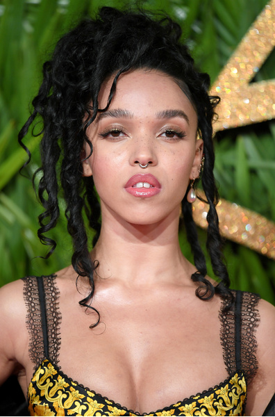 Называл мерзкой и заставлял спать голой: FKA twigs подробно рассказала о маниакальной любви Шайи ЛаБафа