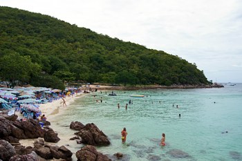 Пляж Hat Sang Wan на острове Ко Лан Пляж Hat Sang Wan на острове Ко Лан