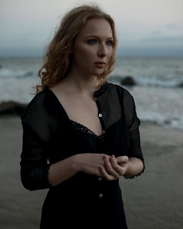 Molly C. Quinn hot lady pic