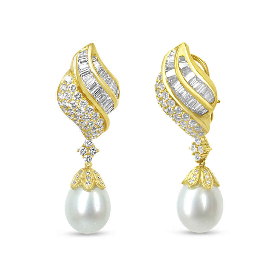 HAUS OF BRILLIANCE HAUS OF BRILLIANCE 18K YELLOW GOLD 7.0 CTTW BAGUETTE AND ROUND DIAMOND SOUTH SEA PEARL DROP DANGLE C