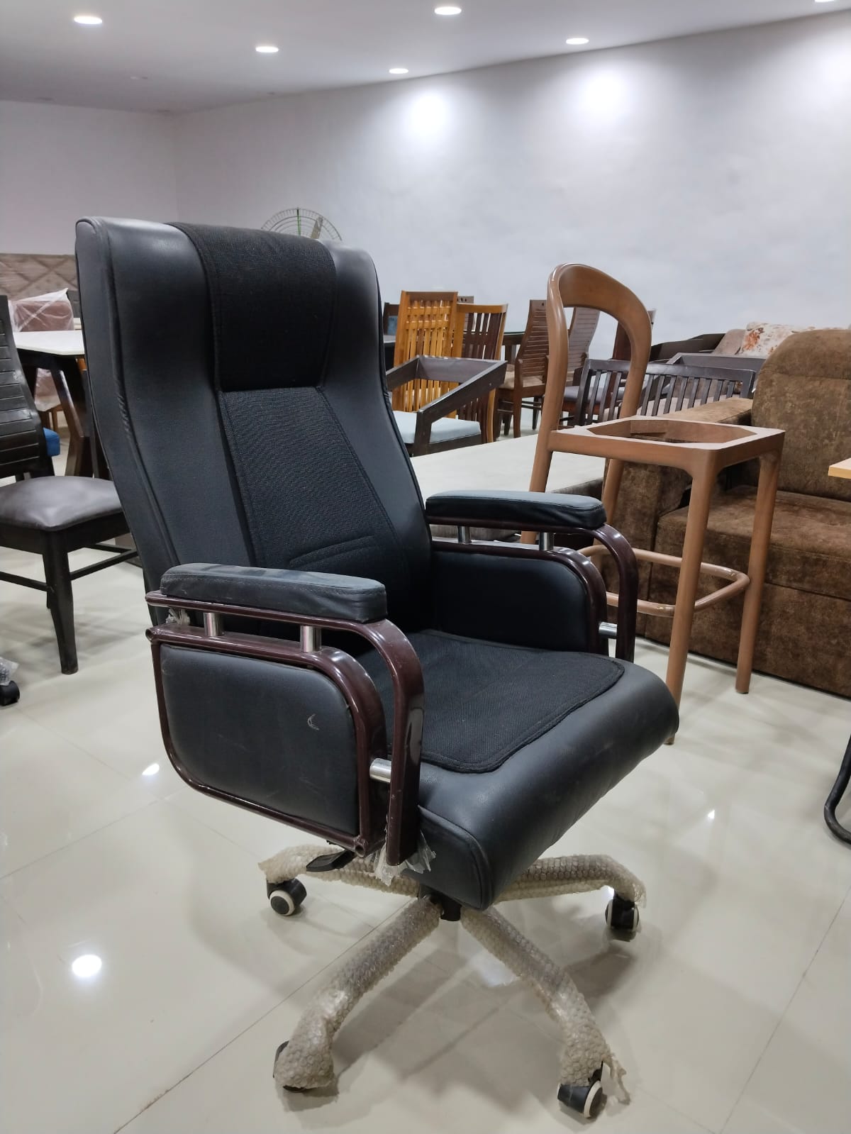 Commanding Presence: Executive Office Chair - Image 2