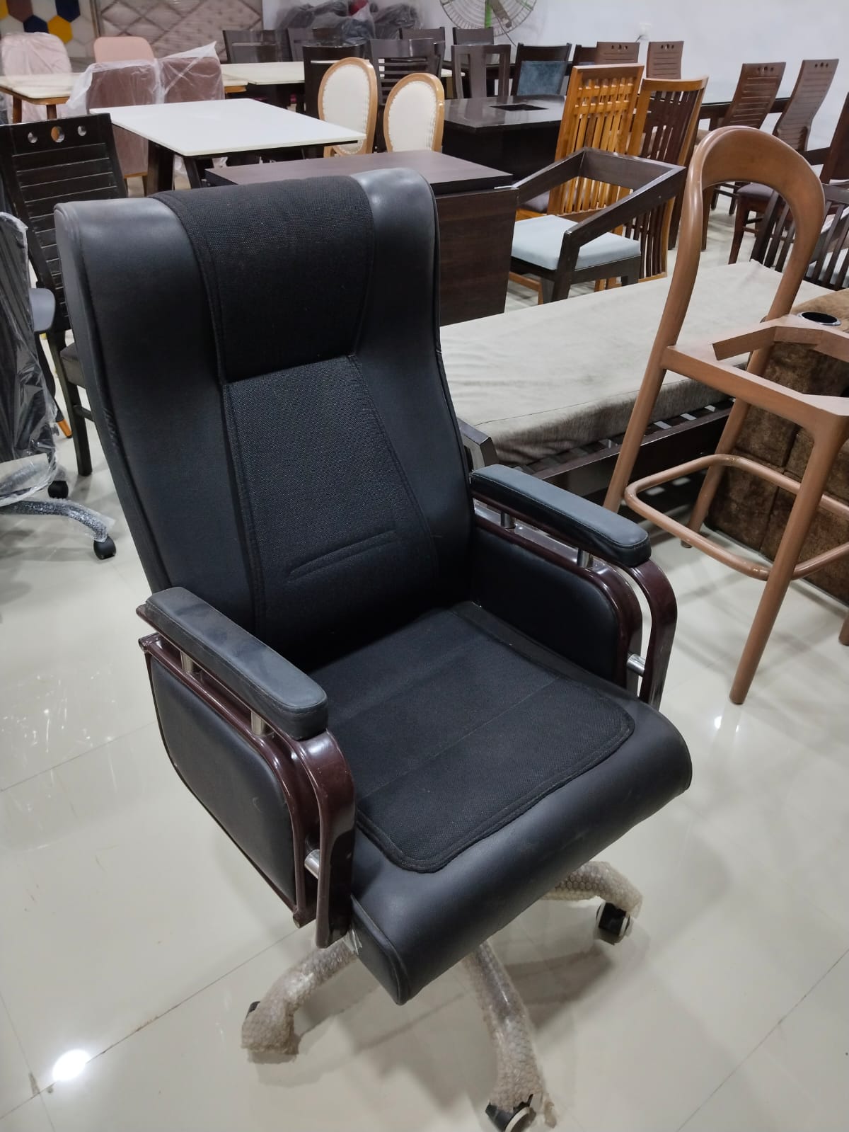 Commanding Presence: Executive Office Chair - Image 3