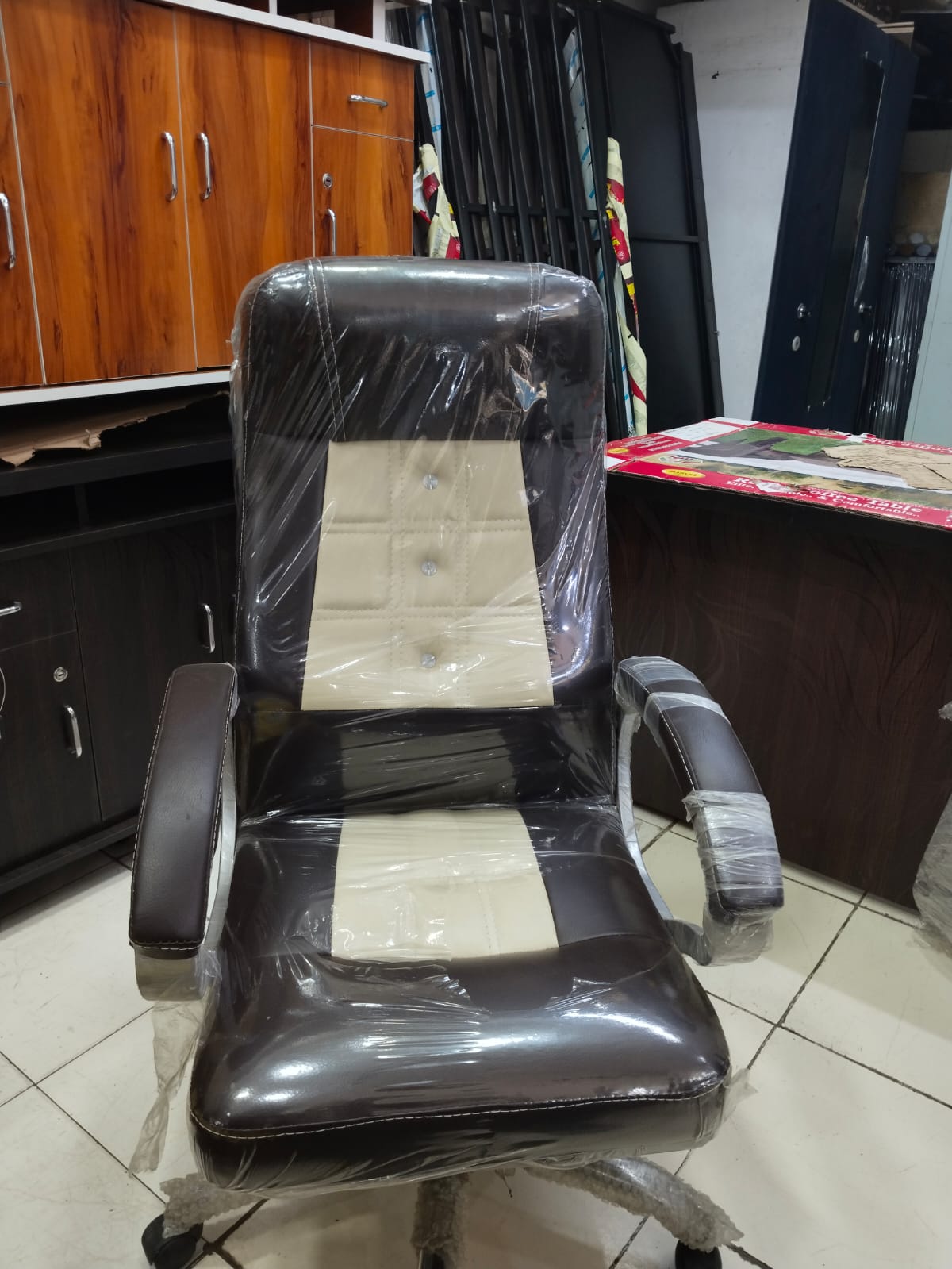 Executive Style: High-Back Office Chair with Cushioned Seat - Image 2