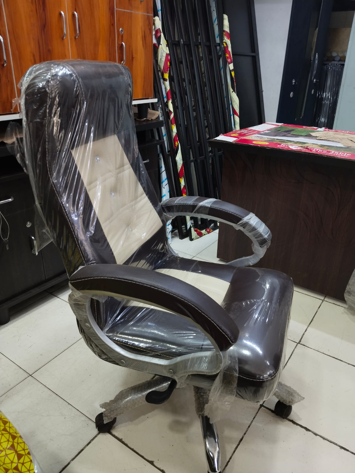 Executive Style: High-Back Office Chair with Cushioned Seat - Image 3