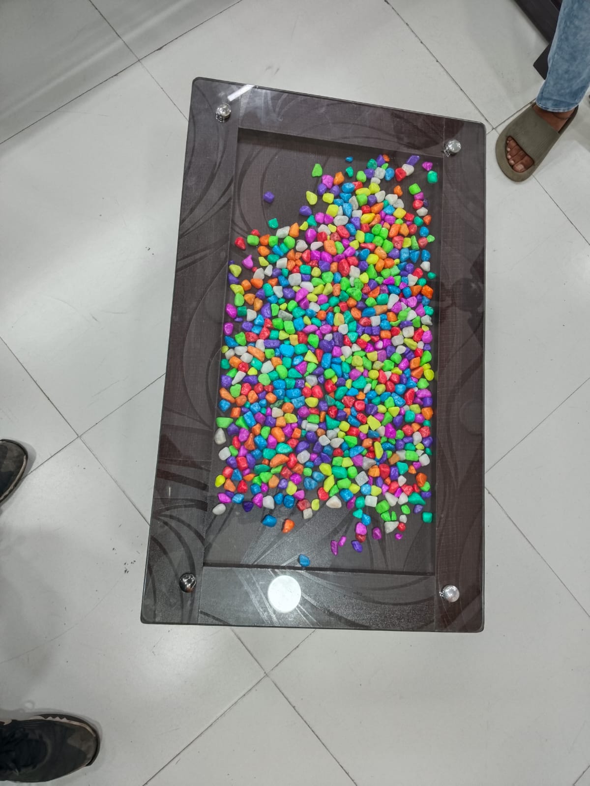 Eye-Catching Centerpiece: (Tipoi) Glass-Top Coffee Table with Colorful Pebbles - Image 3