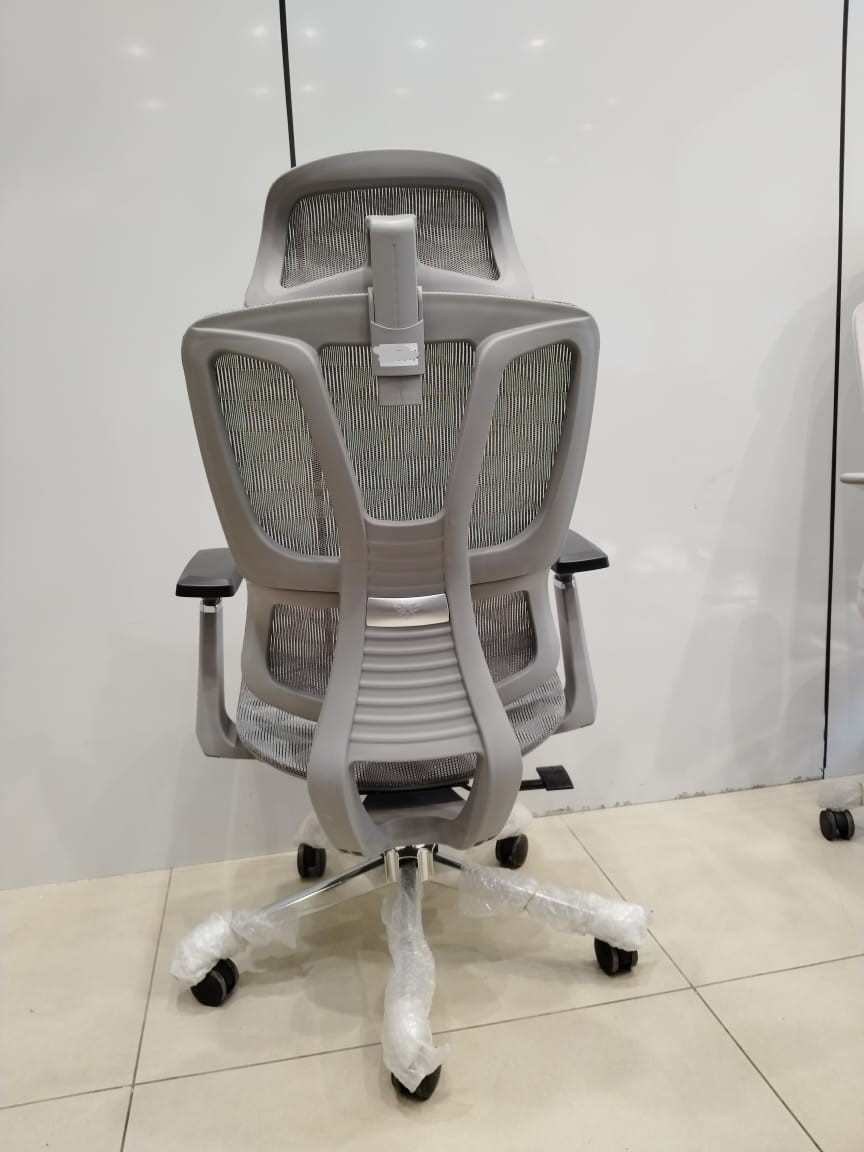 Ergonomic Luxury: High-Performance Executive Chair - Image 3