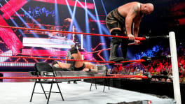 Randy Orton allongé sur une échelle et The Big Show sur la seconde corde