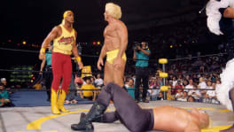 Hulk Hogan face à Ric Flair et Sting au sol à WCW Clash Of The Champions