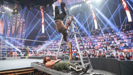 Swanton bomb de Jeff Hardy sur Sami Zayn