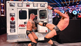 claymore kick de Drew McIntyre sur Randy Orton