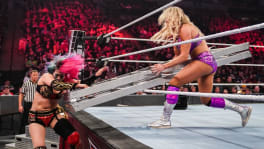 Charlotte donnant un coup d'échelle à Asuka