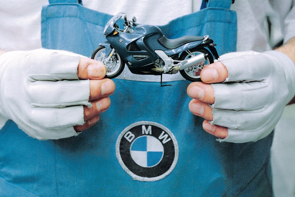 BMW K 1200 RS in 1:18 von Minichamps: Tatort Berlin | MODELLFAHRZEUG
