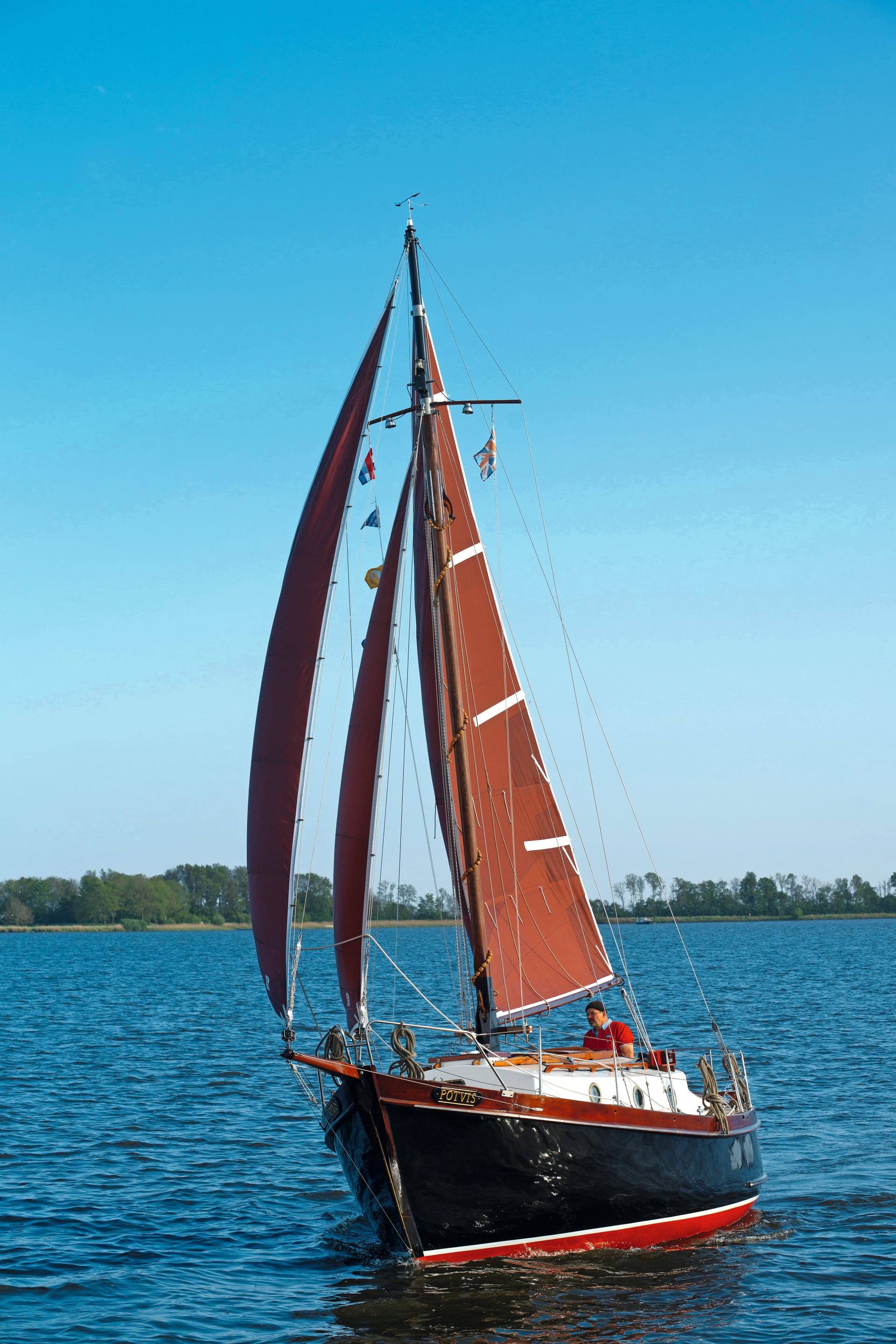 Vecchia barca, volante da ottone e legno. Nave timone. Barca a