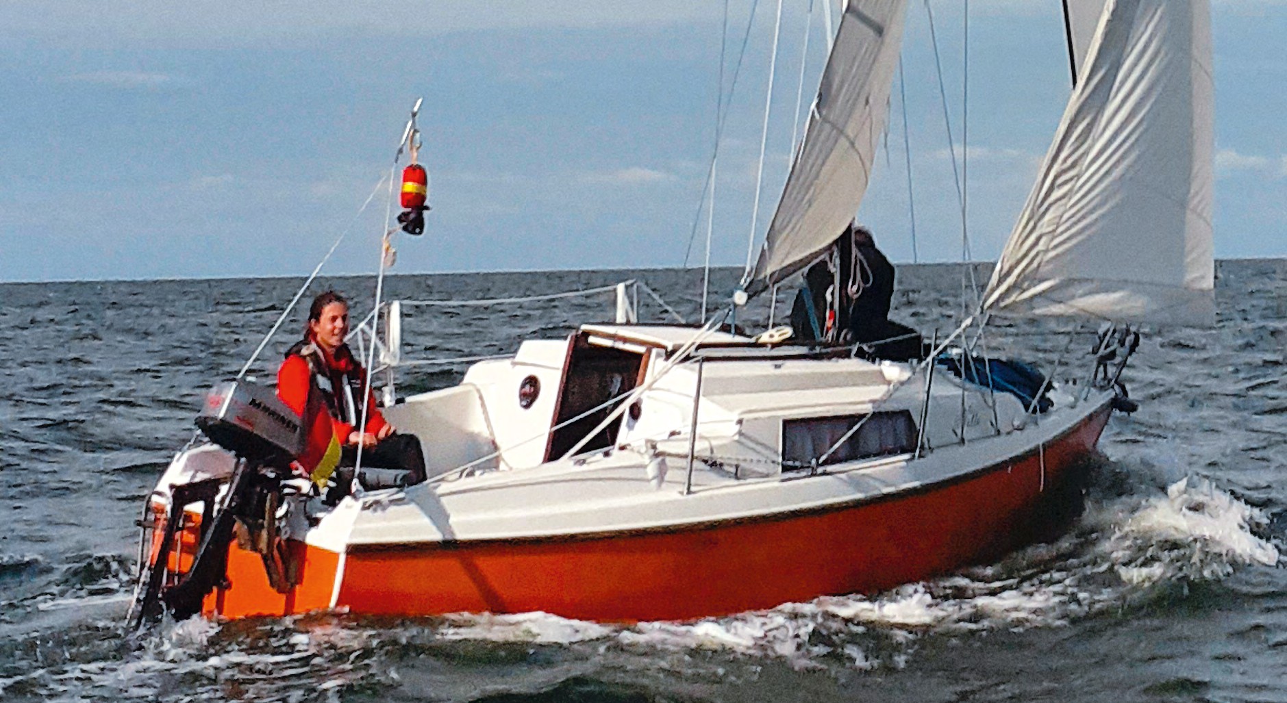 Petit Bateau De Pêche Sur La Mer Dans Une Journée D'été Banque D