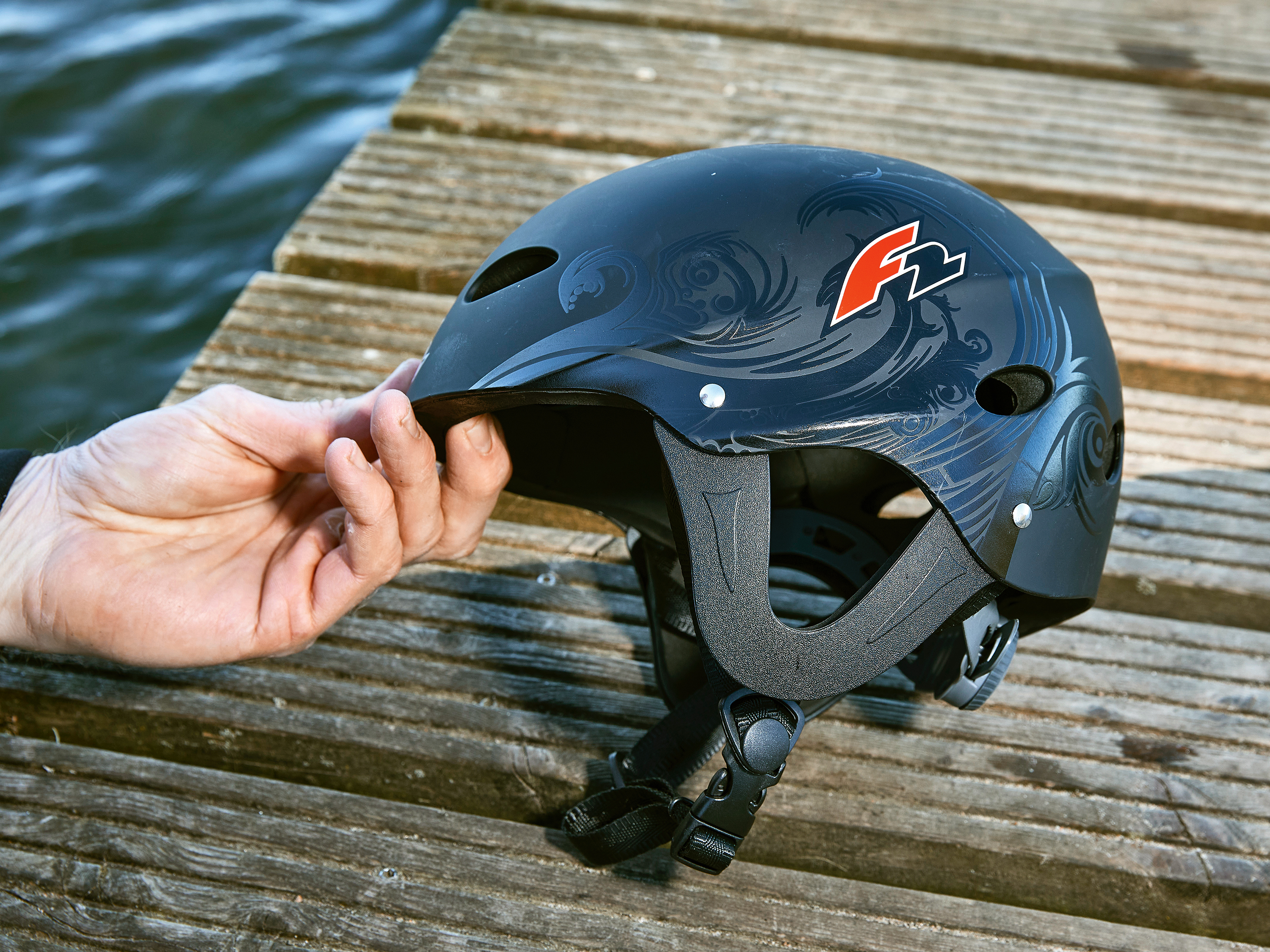 Der F2 Slider Helm für Wassersportler im Test