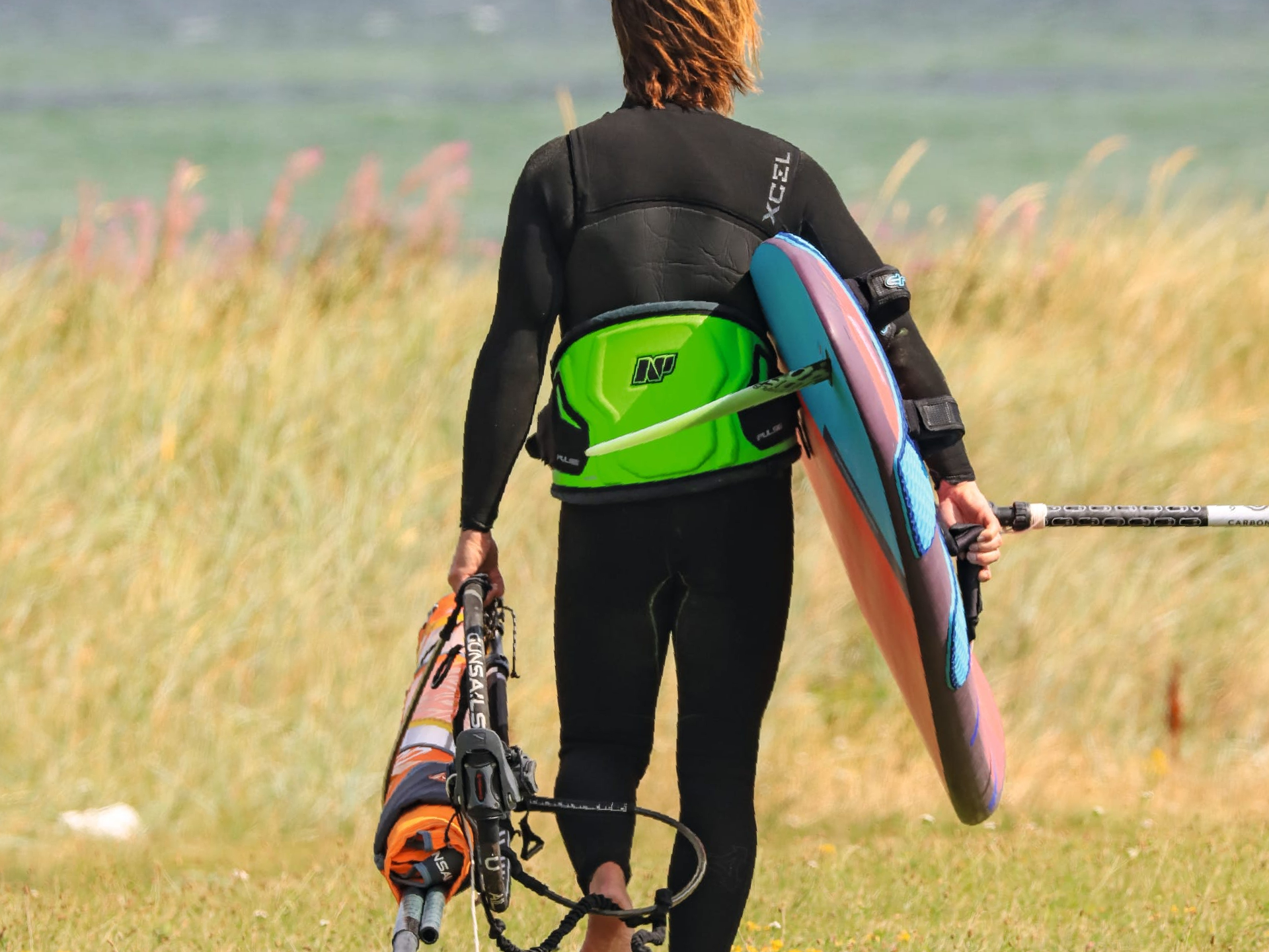 Ratgeber: Easy ans Wasser – Surfmaterial tragen, leicht gemacht