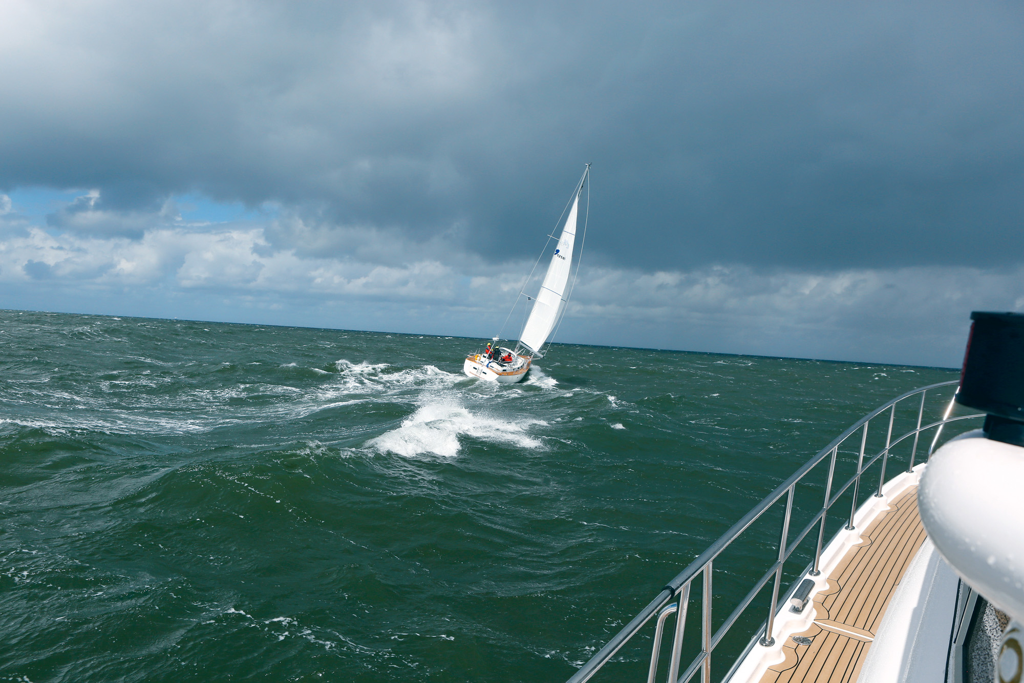 Segelyacht vs. Motorboot: Bootstausch bei 8 Beaufort – zwei Redakteure  berichten