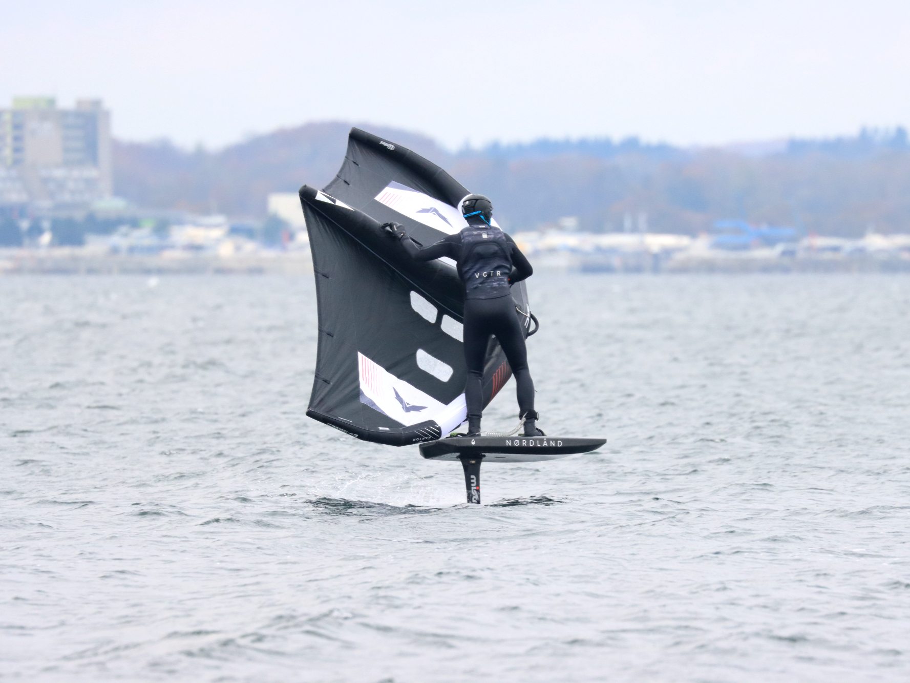 Test: Completely new development - the SIC Raptor Wing on test | SURF