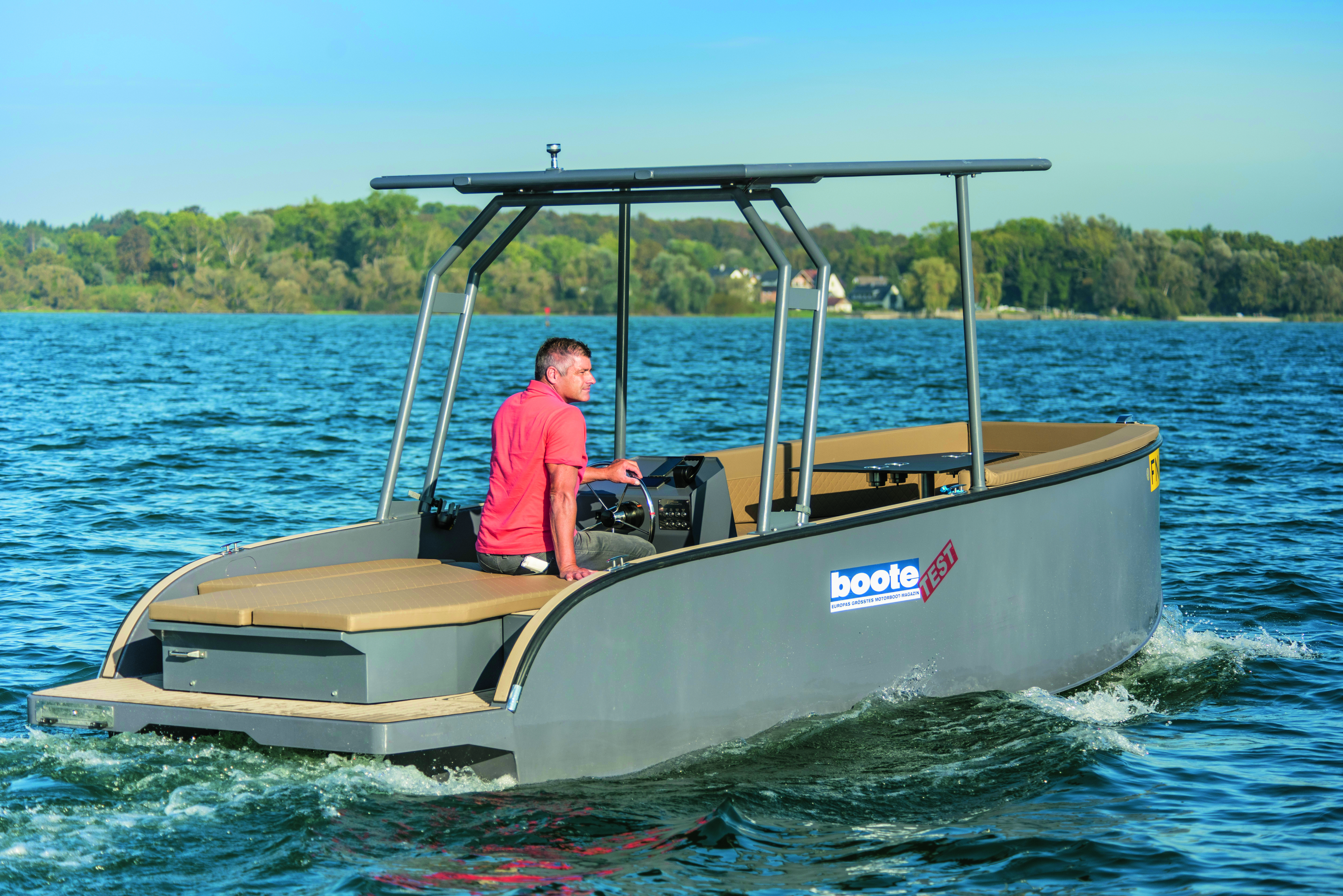 Futuro ZX 20L Solar: New flagship powered by the sun | BOOTE