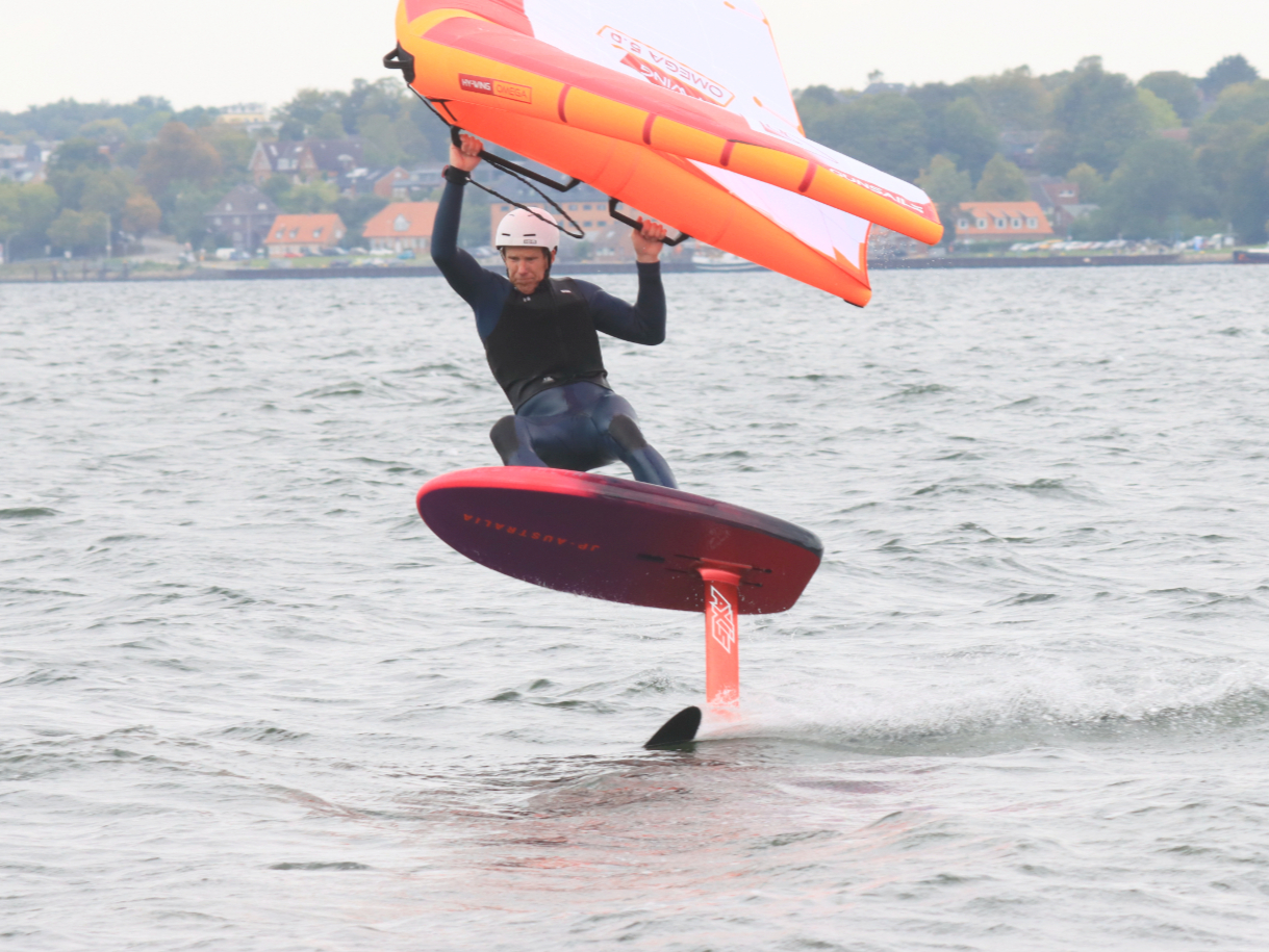 Foils: High speed, mega glide - the Axis ART V2 on test | SURF