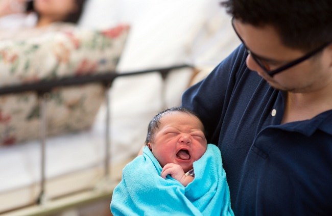 belajar merawat bayi baru lahir bagi pasangan muda - alodokter