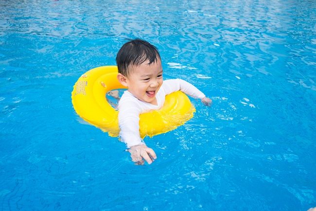 Image result for anak kecil di kolam renang