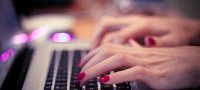 Почему девушка не пишет первой, но отвечает на сообщения