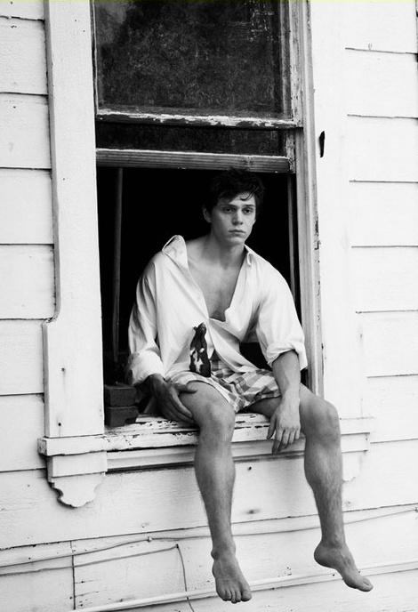 http://res.cloudinary.com/dkaqkpg35/image/upload/v1581761587/b5a23beb133fd335f40cd10f3bca6b46--evan-peters-hot-new-love.jpg