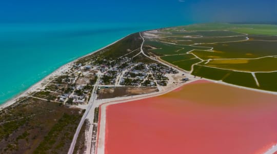 Photo of lake Las Coloradas