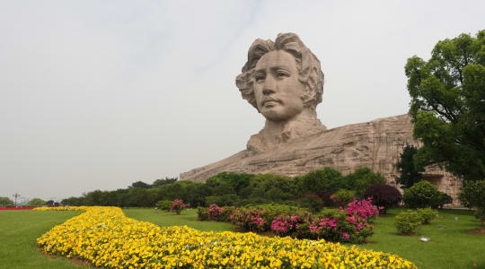 Photo of Young Mao Zedong statue