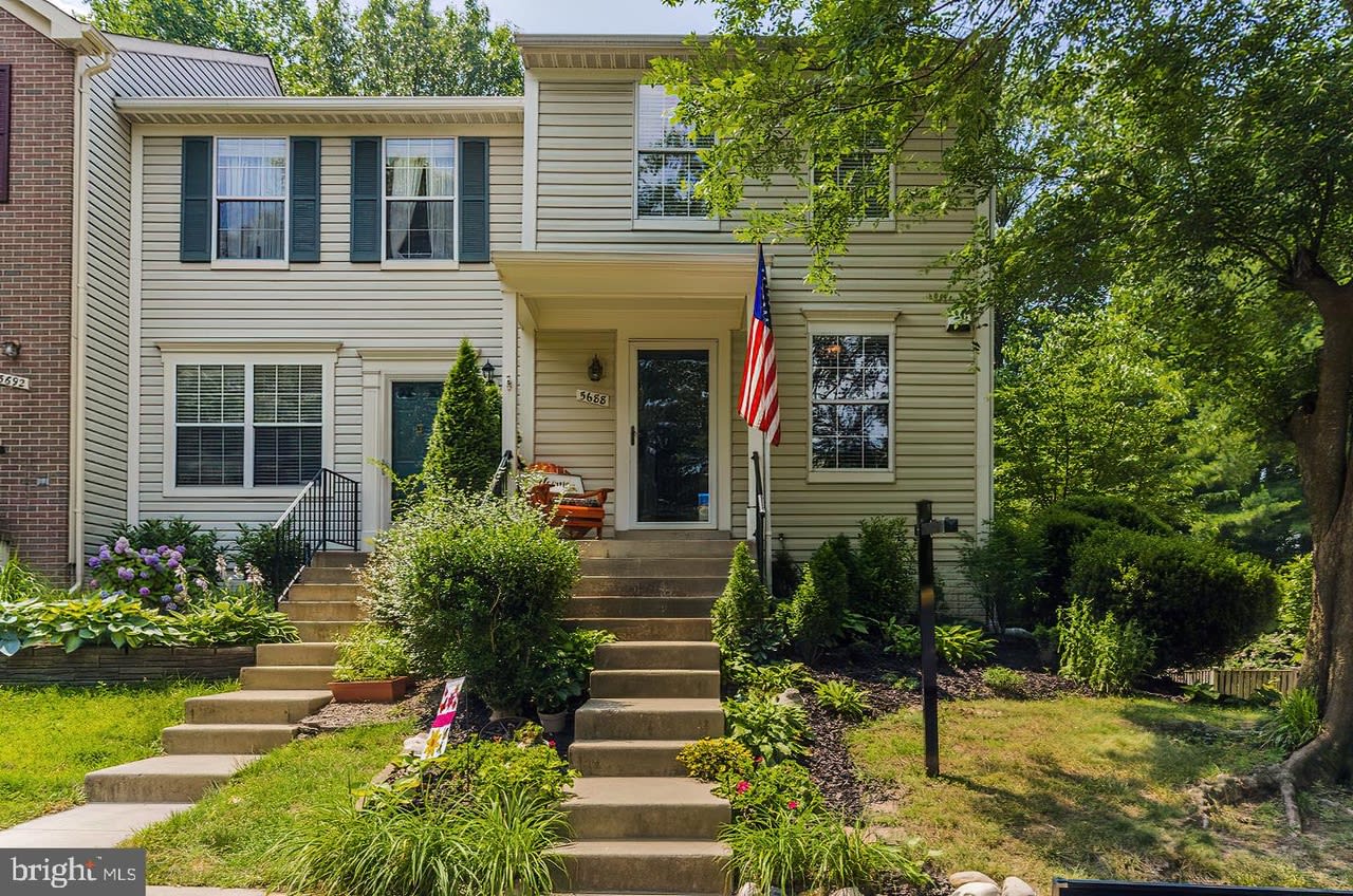 Welcome to this charming end-of-row townhouse located at 5688 White Dove Ln, featuring 2 spacious bedrooms and 3 bathrooms. The inviting exterior, adorned with lush landscaping and a cozy seating area, provides a perfect blend of comfort and curb appeal, making it an ideal retreat for relaxation and entertaining.
