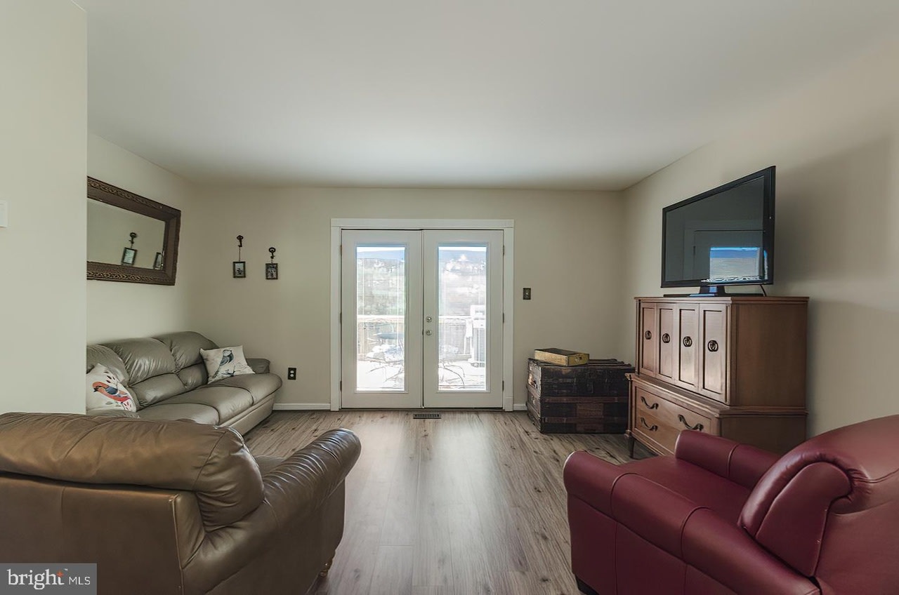 Welcome to this charming end-of-row townhouse, featuring a spacious living area that seamlessly connects to the outdoor space through double doors. With two cozy bedrooms and three bathrooms, this property offers both comfort and convenience in the heart of Clifton.
