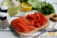 Фото приготовления рецепта: Салат из морепродуктов и овощей - шаг №4