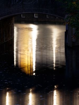 6pm, reflexion,outside, grey,white,yellow,black