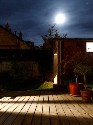 7pm, garage,outside, brown,blue,white,red,black