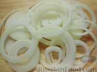 Фото приготовления рецепта: Куриная печень, запечённая с яблоками и луком - шаг №9