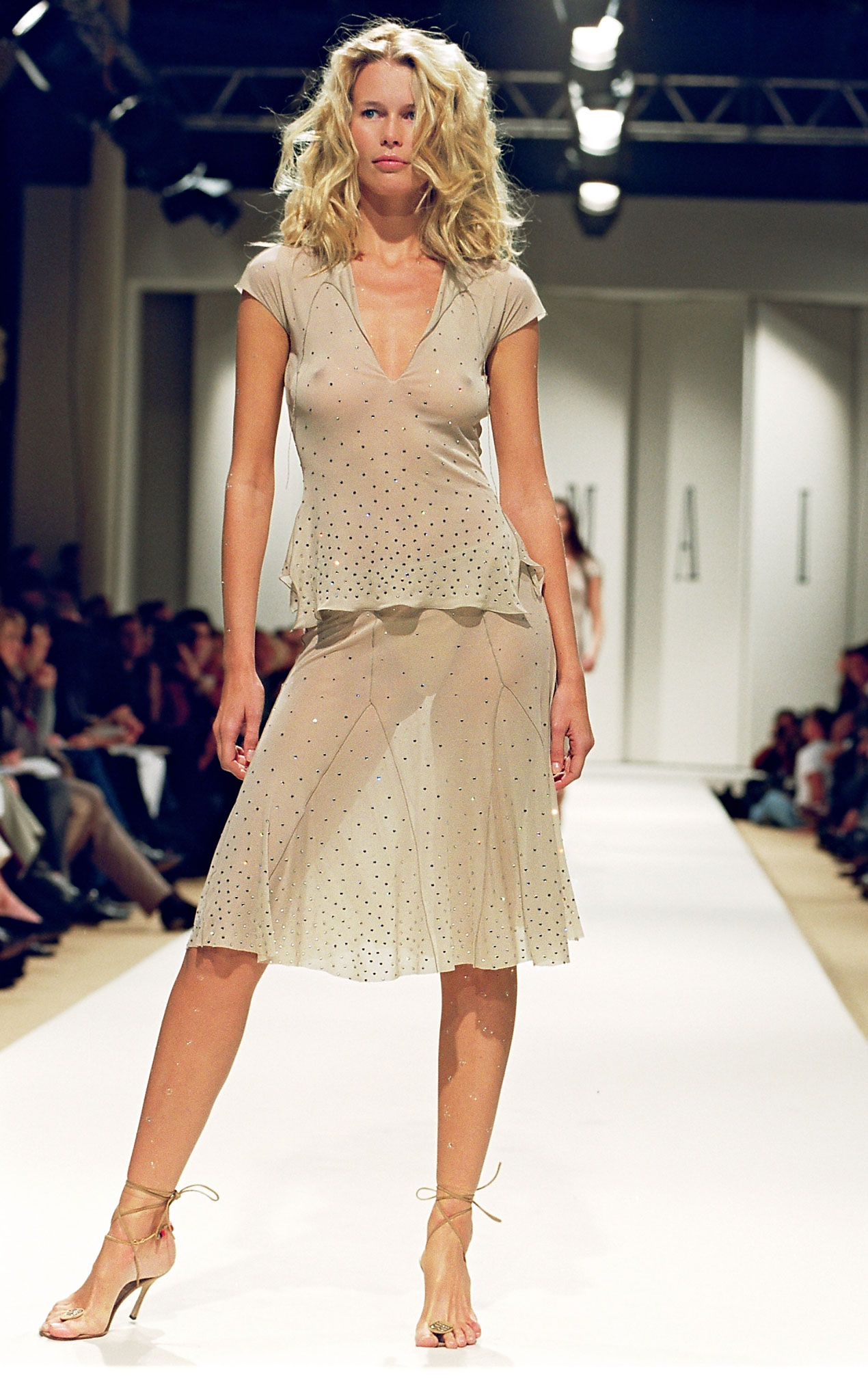 Credit MAXPPP Reference PAR99100356 Slug DEFILE PRET-A-PORTER 2000/BALMAIN Town Paris Country France Date 1999/10/03 Author Bruno Pellerin Editor JP Type Hauteur Height Caption Le top model allemand Claudia Schiffer presente un modele de la collection pr?t-?-porter Printemps-Ete 2000 de Pierre Balmain. German supermodel Claudia Schiffer presents this outfit as part of Pierre Balmain's Spring-Summer 2000 ready-to-wear fashion collection. MODE