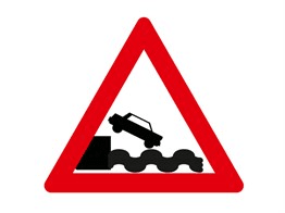 Deniz Ve Nehir Kıyısında Biten Yol Levhası T-6 levhası fotoğrafı Deniz Ve Nehir Kıyısında Biten Yol Levhası T-6 levhası fotoğrafı