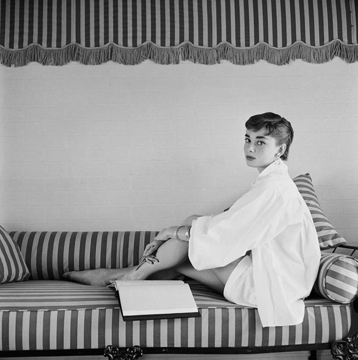 Марк Шоу (Mark Shaw) - Audrey Hepburn on Striped Sofa