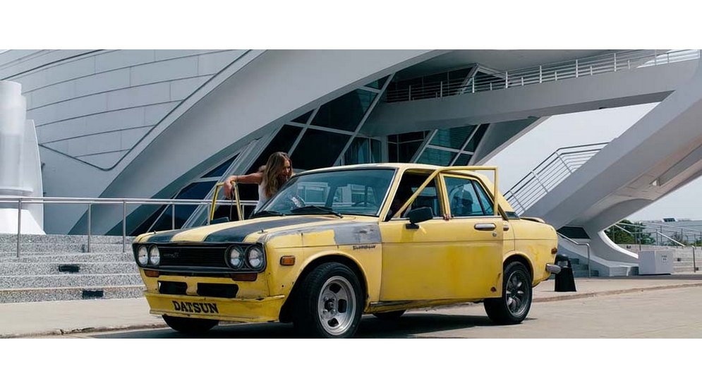 7Datsun 510.jpgpНа фото: Chevrolet Camaro и Datsun 510phrh3>«Трансформеры 4: Эпоха истребления» </h3pПоследний фильм франшизы вышел на экраны 19 июня 2014 года. Вслед за Меган Фокс исчез и Шайа ЛаБаф. Стивен Спилберг ушел с поста продюсера, а вместе с ним исчез и Peterbilt. На роль Оптимуса Прайма взяли уже другой грузовик – Western Star 4900X, а перед этим вождь автоботов появляется в образе старого ржавого Marmon Cadover 97, что, вероятно, является отсылкой к мультсериалу. Изменился и  любимец публики БамблБи, он остался верен марке и модели, но теперь он представлен в виде черного с желтым Camaro SS 1967 года, а затем он сменил облик на концепт <strong>Camaro 2015</strongppПеремены коснулись всех. Бедный Ратчет, военный медик автоботов, был зверски уничтожен еще в самом начале фильма — видимо, таким образом создатели фильма намекают, что в фильме больше нет места для Hummer. Появляются и новые автоботы, и порой проследить логику в подборе автомобилей просто невозможноppК примеру, робот-самурай с говорящим именем Дрифт, по какой-то причине превращается не в Nissan Silvia S15, как в сериале, а в Bugatti Veyron Grand Sport Vitesse (явно не <strong>дрифтерский автомобиль</strong>). Хаунд превращается в броневик Oshkosh Defense Medium Tactical Vehicle. Появляется еще один новичок Кроссхейр, который выбрал в качестве альтернативной формы Chevrolet Corvette Stingray C7, хотя согласно мультфильму 1984-1987 годов он превращался в Lamborghini CountachphrpНа фото: Chevrolet Camaro, Bugatti Veyron Grand Sport Vitesse, Marmon Cadover 97, Western Star 4900X, Oshkosh Defense Medium Tactical Vehicle и Chevrolet Corvette Stingray C7phrpДесептиконы в этом фильме представлены лишь двумя роботами. Мегатрон наконец обзавелся земной формой, хотя для этого ему пришлось умереть, а его сознание перенеслось в системные платы Гальватрона, который превращался в грузовик Freightilner Argosy. Второй представитель злой расы машин – Старскрим, однако его сознание никуда не перекачалось, и единственное, что он успел сделать в этом фильме – это погибнутьppТеперь зловещим балом правят роботы, созданные людьми, и называются они просто «прототипы». В их рядах появляется Стингер, превращающийся в гиперкар <strong>Pagani Huayra</strongppОстальные прототипы, созданные людьми, были очень быстро уничтожены, но на экранах успели засветиться новый концепт Chevrolet Trax, McLaren MP4-12C и Aston Martin DBS. Ко всему этому можно добавить еще одного робота, который изначально был десептиконом, но вскоре превратился в охотника за головами, безжалостно убивающего любого из воюющих трансформеров. Назвали его Локдаун, а автомобилем этого убийцы стал Lamborghini Aventador, даже несмотря на то, что в мультсериале он превращался в Nissan 280ZphrpНа фото: Lamborghini Aventador, Chevrolet Trax, McLaren MP4-12C и Aston Martin DBSphrh3>Что в итоге? </h3pБуквально не так давно я писал статью про франшизу <strong>«Форсаж»</strong>. За 7 фильмов через руки создателей фильма прошло более 100 моделей автомобилей, а на съемочных площадках всех 7 фильмов полностью уничтожено было немногим менее 500 машин. Что ж, фильм «Трансформеры 3: Темная сторона луны», стал обладателем титула самого разрушительного фильма, ведь при съемках только этой части было полностью уничтожено 532 автомобиля. А всего после съемок 4 фильмов в утиль отправилось более 1500 машинppВ 2017 году нас ожидает пятый фильм, и вполне вероятно, что после него количество тотально разбитых машин на площадках этой франшизы перевалит за «2000-й рубежpphrh3>Читайте также:</h3hr>     </p>                     </div></body></html>