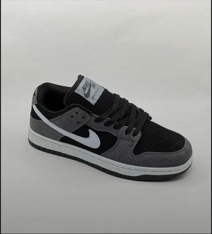 Nike Air Force 1 – Gris & Noir, Logo Blanc