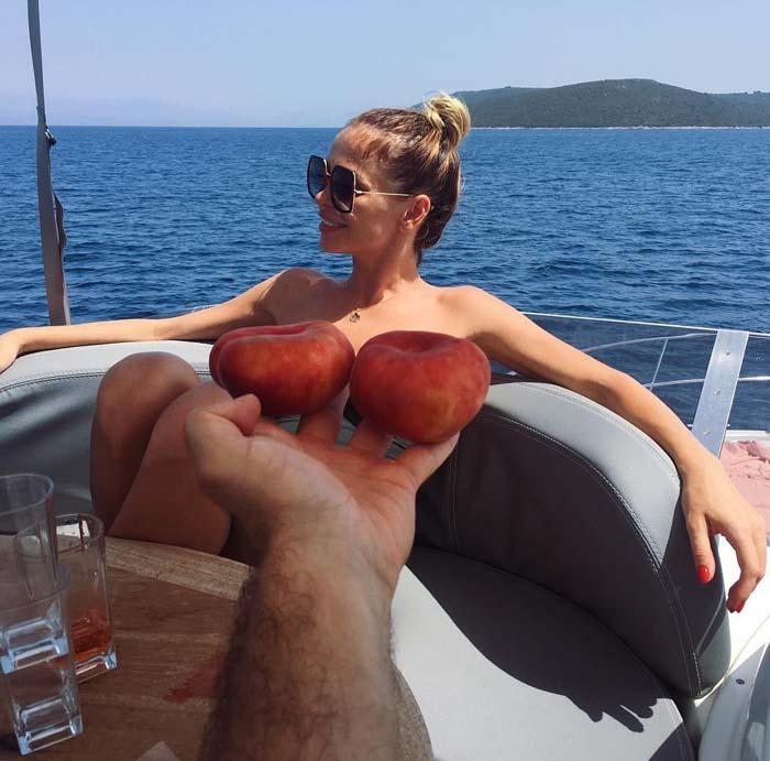 Горячая фигура на яхте с персиками