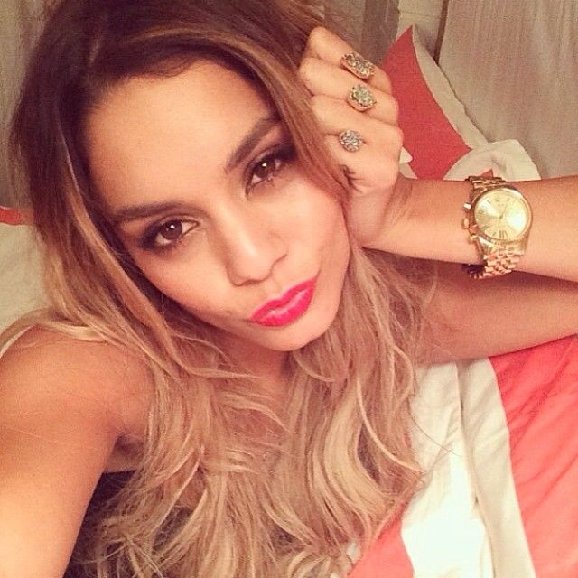 Vanessa Hudgens sexy selfie