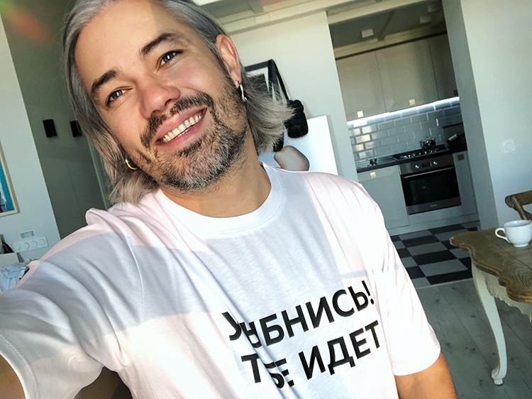 Я обожаю экспериментировать: Александр Рогов кардинально сменил имиджInstagram.comp>Порой очень сложно удержать себя от желания сменить цвет волос или полностью остричь волосы, особенно если они не в самом лучшем в состоянии или в жизни произошел какой-то стресс. Иногда это желание очень быстро проходит, а иногда с ним просто ничего невозможно поделать. </p><p>Видимо, 37-летний стилист и телеведущий Александр Рогов не справился со своим желанием перемен и сменил привычную прическу. Александр несколько лет предпочитал довольно длинные волосы, которые он не красит, выбирая естественный цвет седины. К тому же Рогов носит бороду и усы. Им телеведущий решил не изменять, а вот длину волос кардинально поменялpimg content=