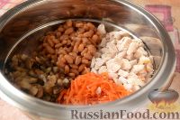 Фото приготовления рецепта: Салат "Обжорка" с курицей, фасолью, грибами - шаг №5